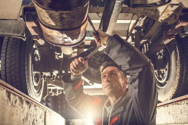 About-page-img_1920px Mechanic working in truck repair shop